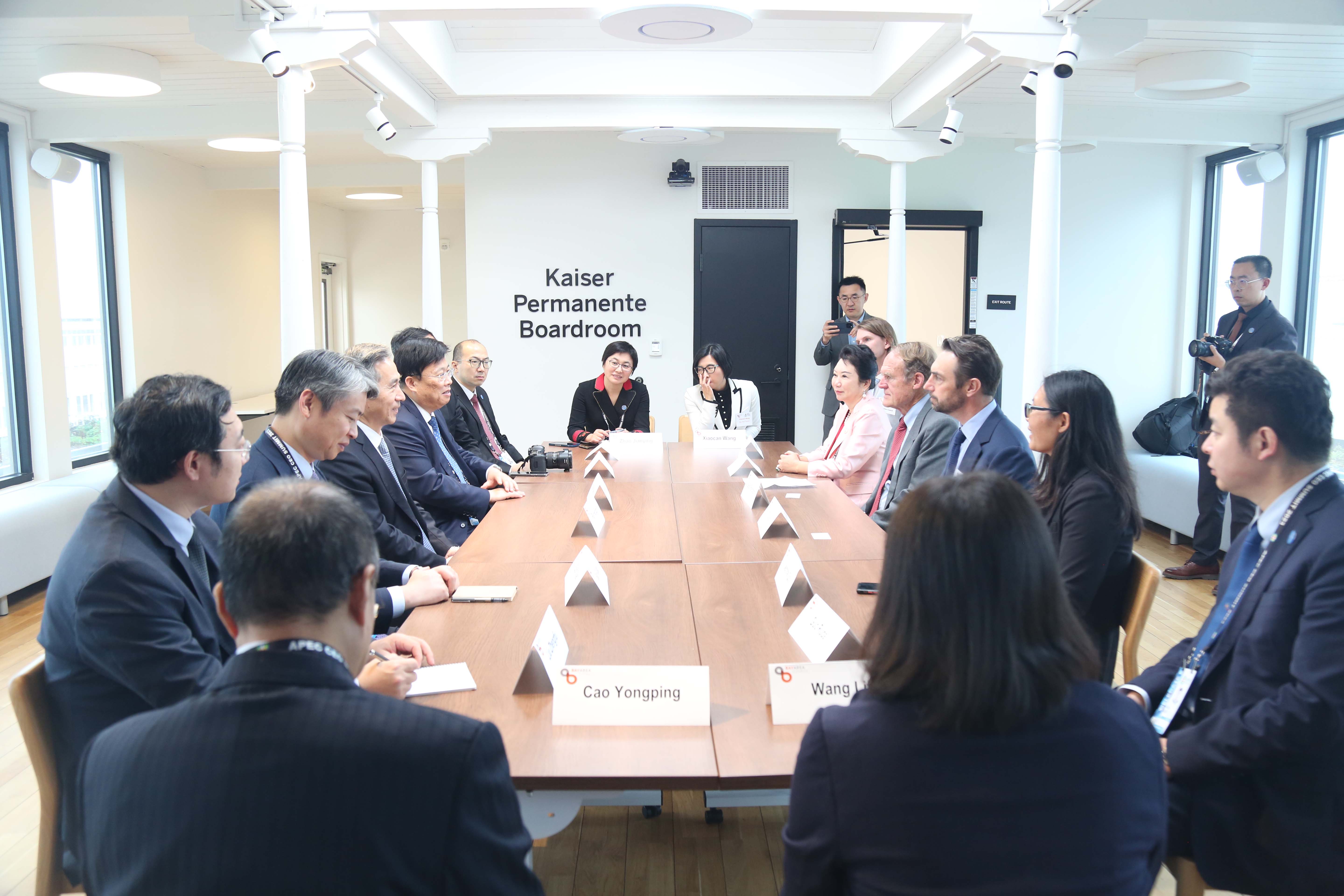 G22恒峰集团董事局李俐与中国贸促会会长任鸿斌互换